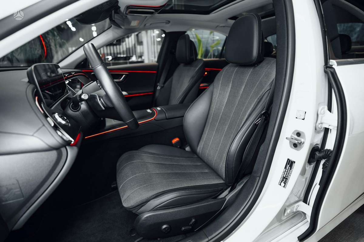 Mercedes-Benz E220, Седан