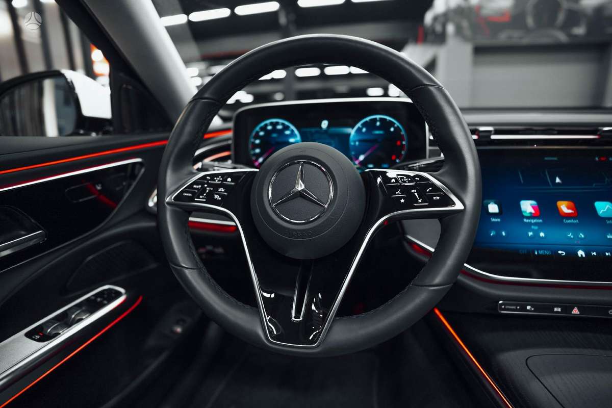 Mercedes-Benz E220, Седан