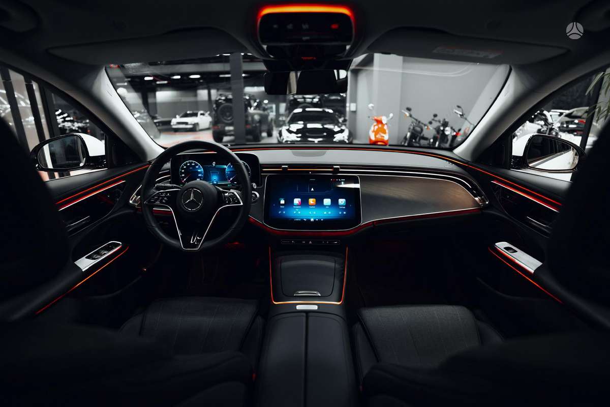 Mercedes-Benz E220, Седан