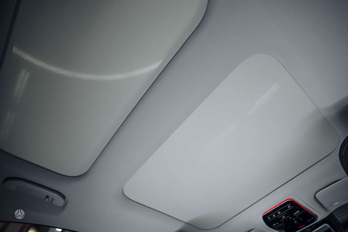 Mercedes-Benz E220, Седан