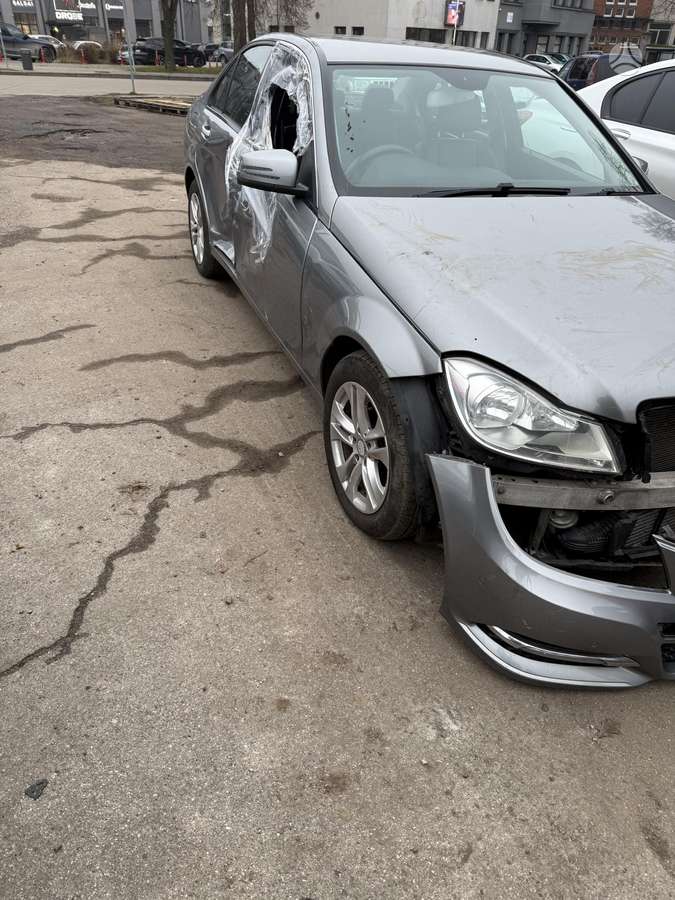 Mercedes-Benz C220