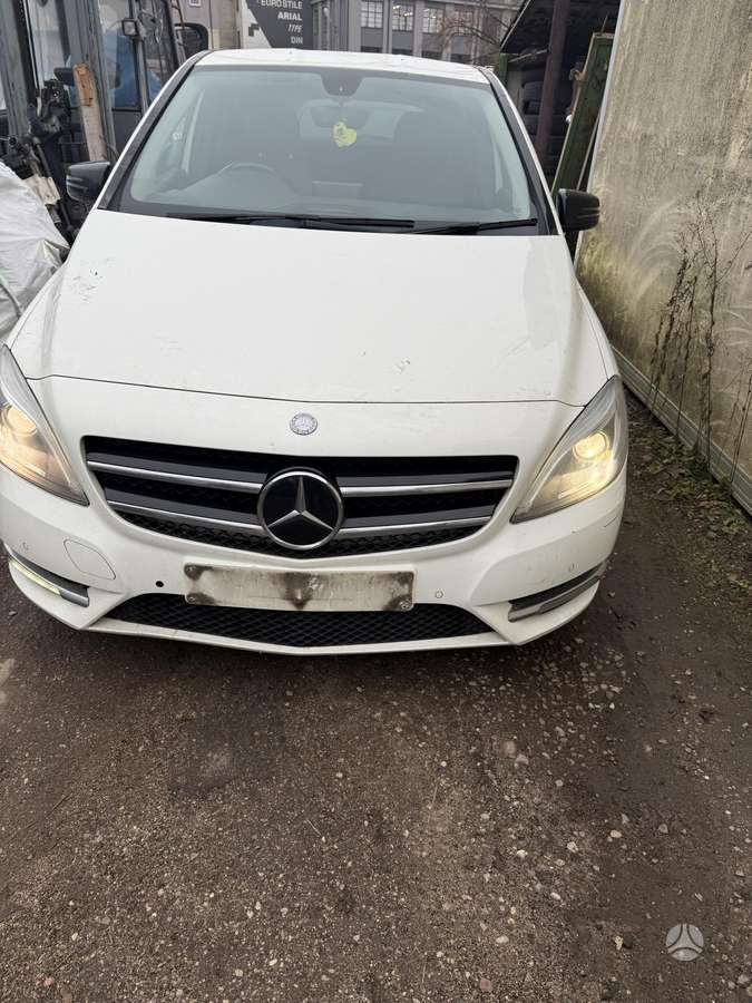 Mercedes-Benz B180