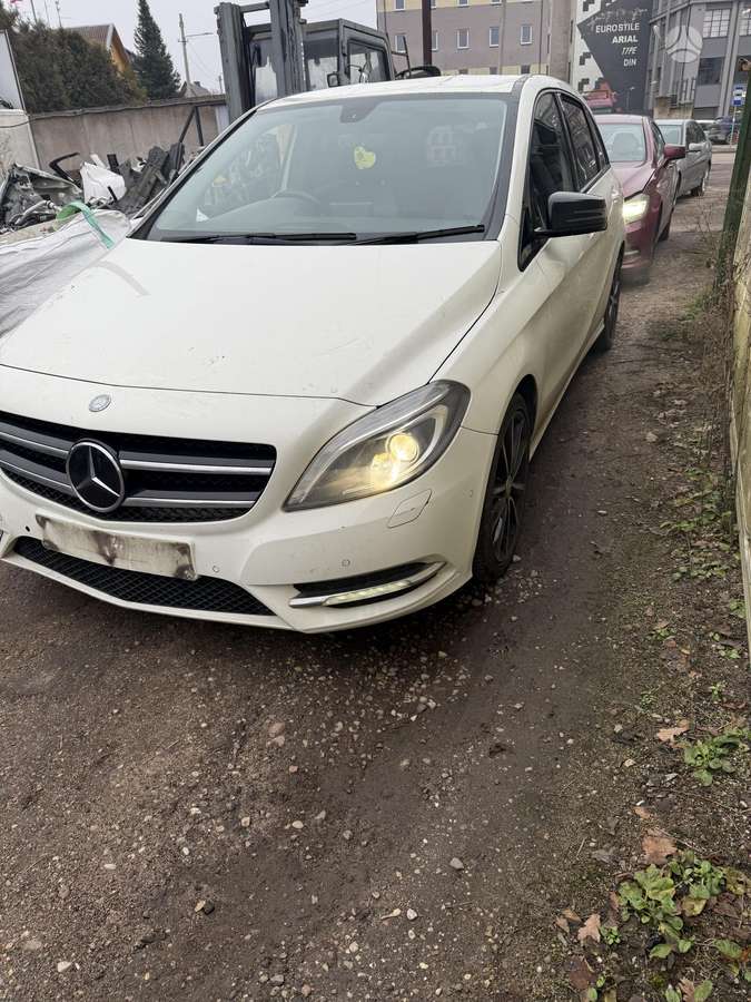 Mercedes-Benz B180