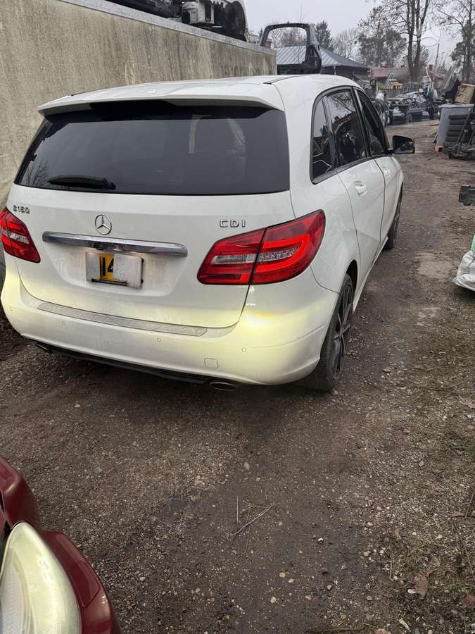 Mercedes-Benz B180