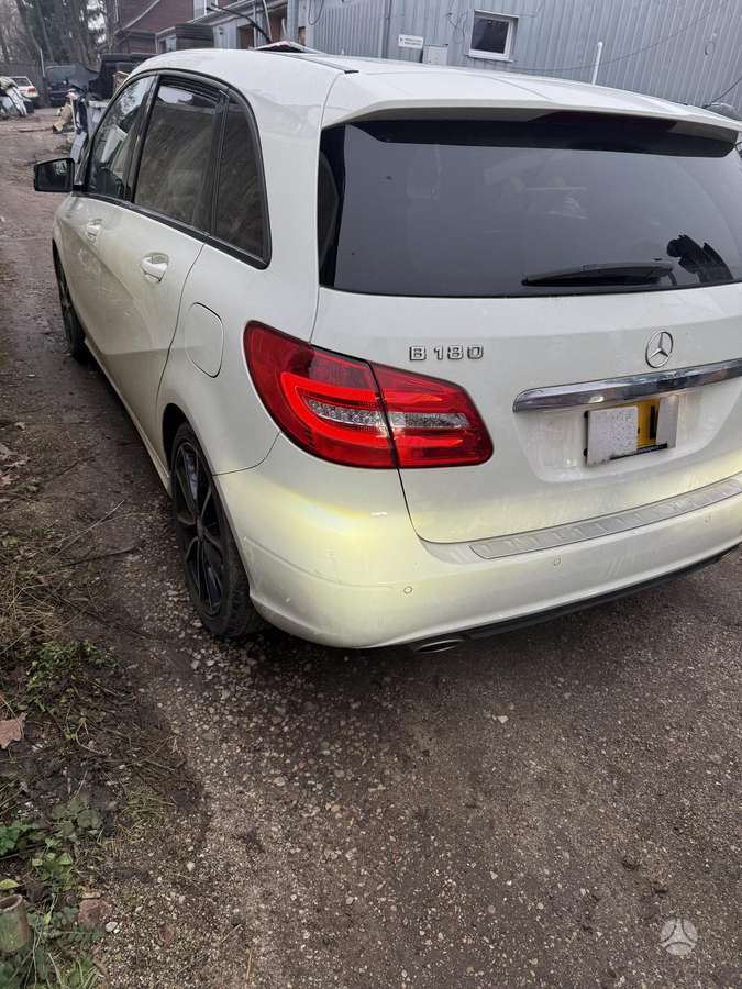 Mercedes-Benz B180