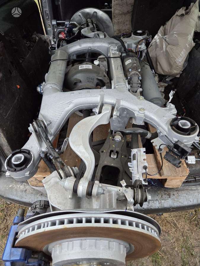 BMW XM chassis parts