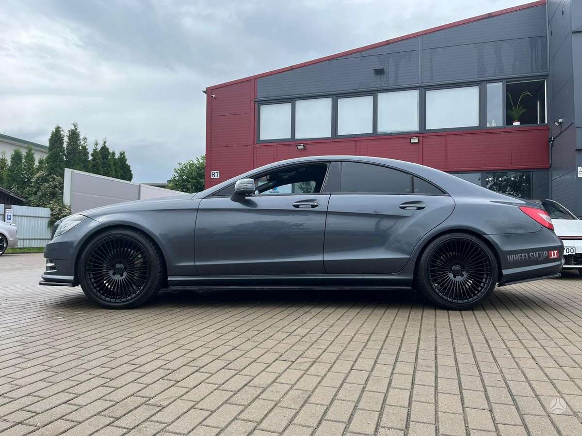 RIVIERA RV1 Gloss Black, light alloy, R22