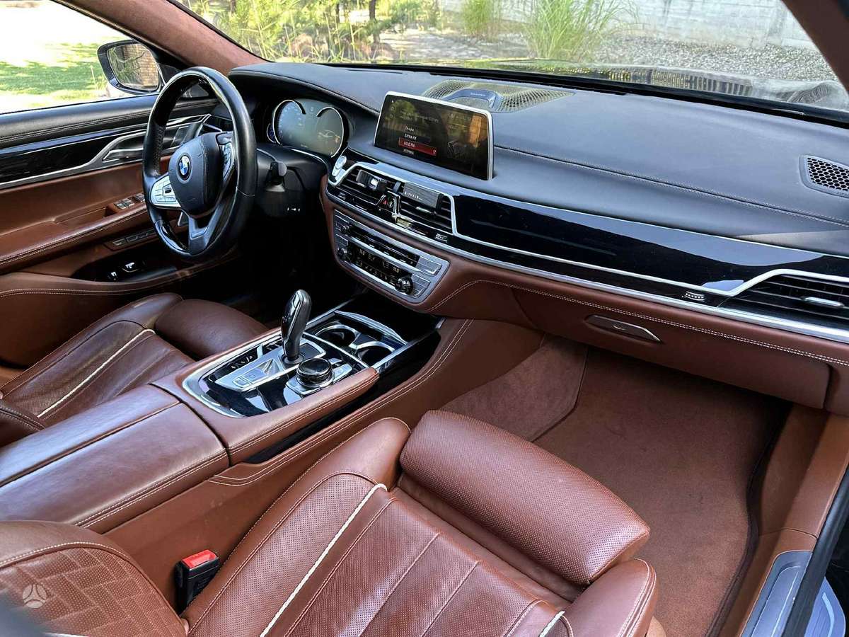BMW 750, 3.0 l., Седан