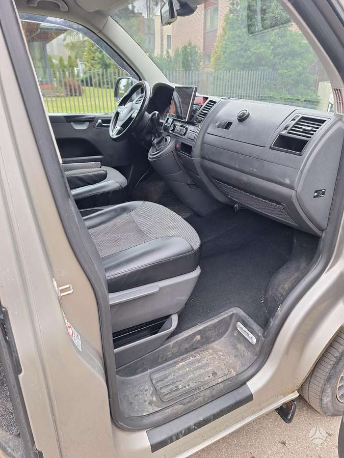 Volkswagen Caravelle - 11