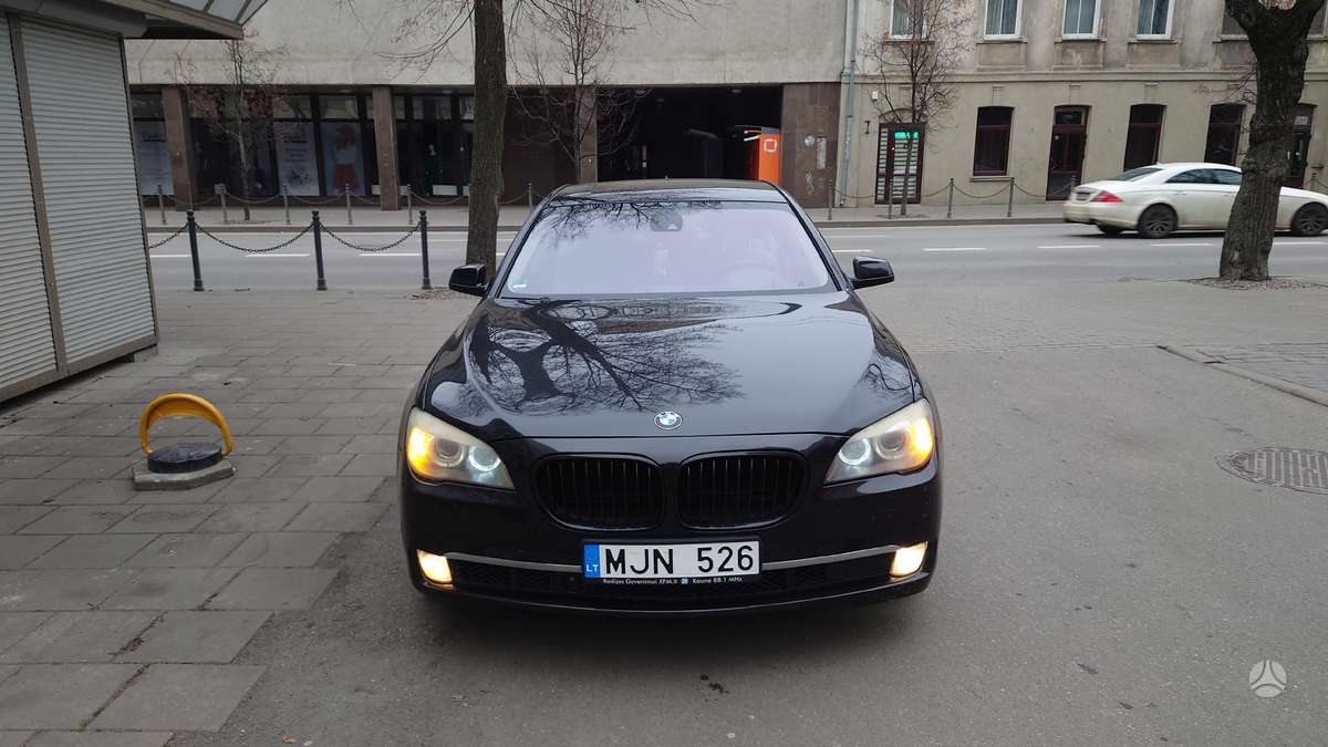 BMW 750, 4.4 l., Седан