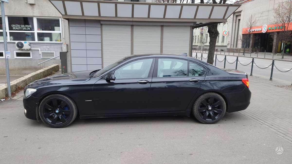 BMW 750, 4.4 l., Седан