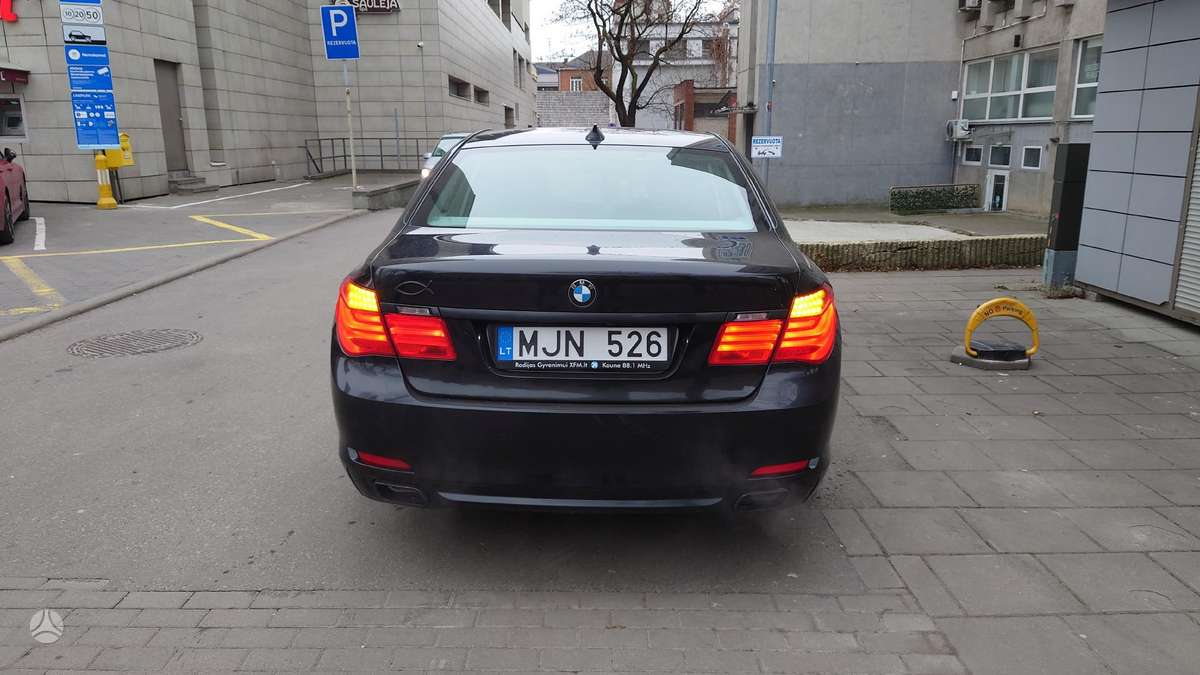 BMW 750, 4.4 l., Седан