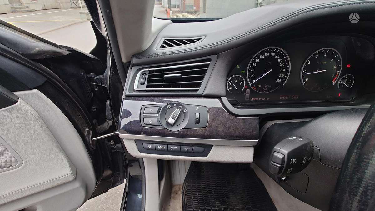 BMW 750, 4.4 l., Седан