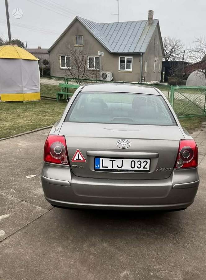 Toyota Avensis - 4