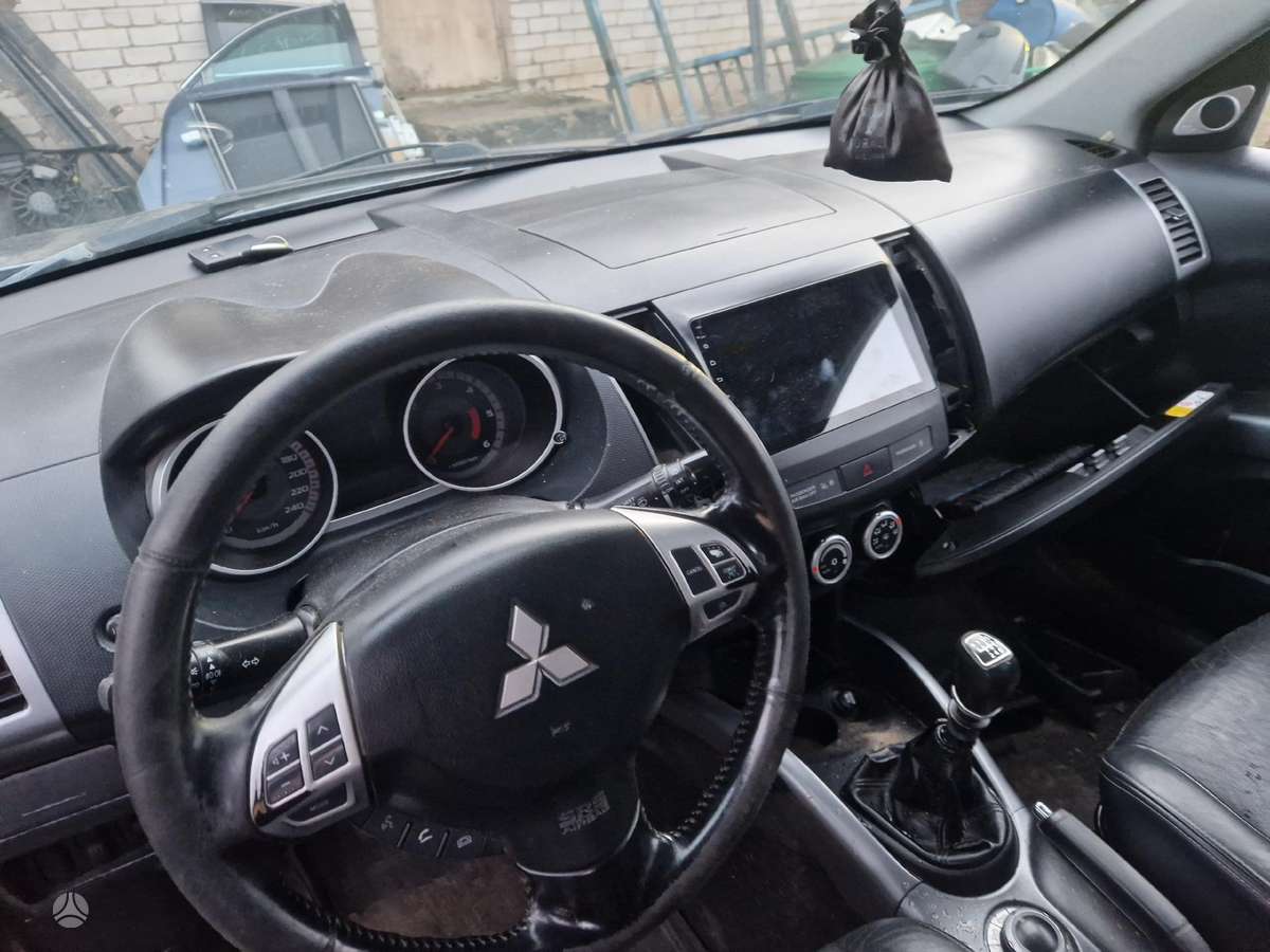 Mitsubishi Outlander dalimis