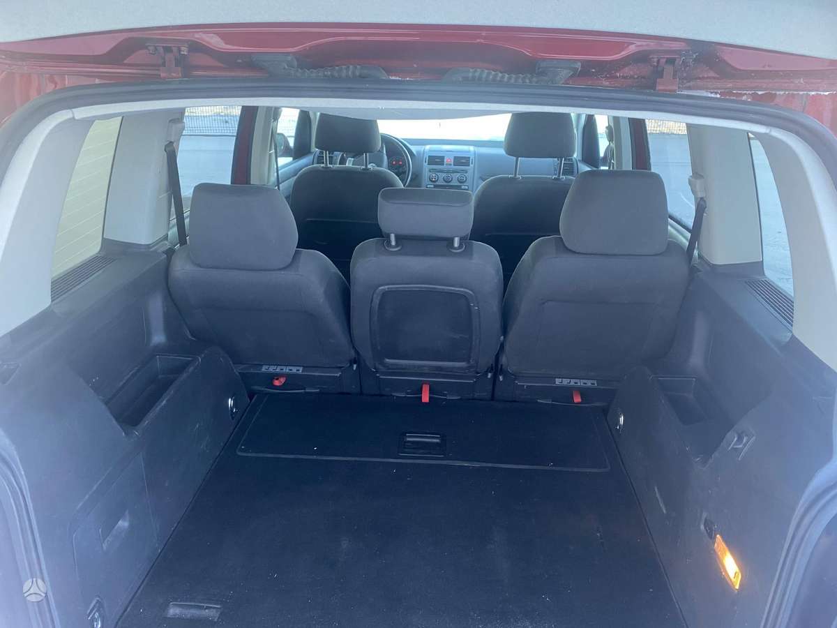 Volkswagen Touran - 12