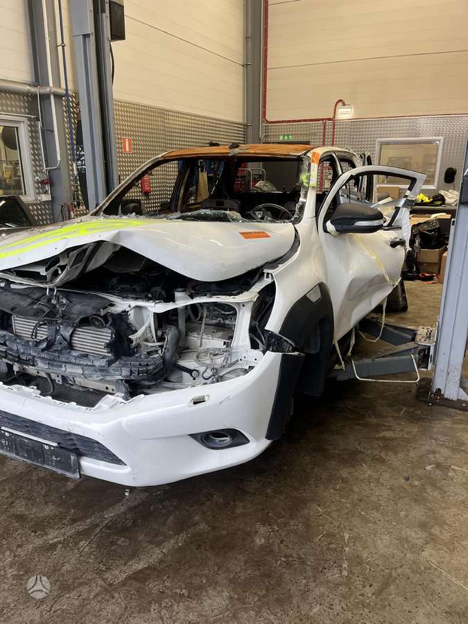 Toyota Hilux Dalis pristatome