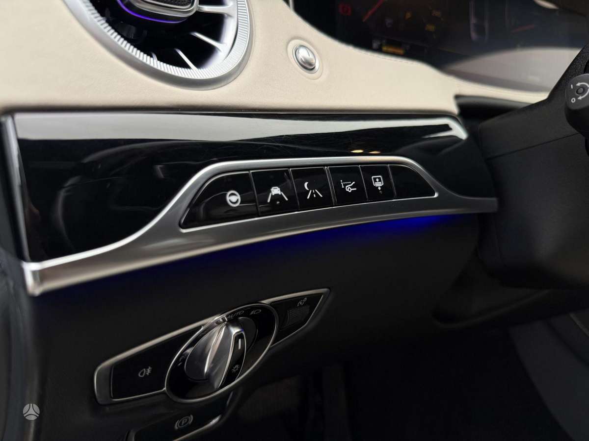 Maybach S560, 4.0 l., limousine