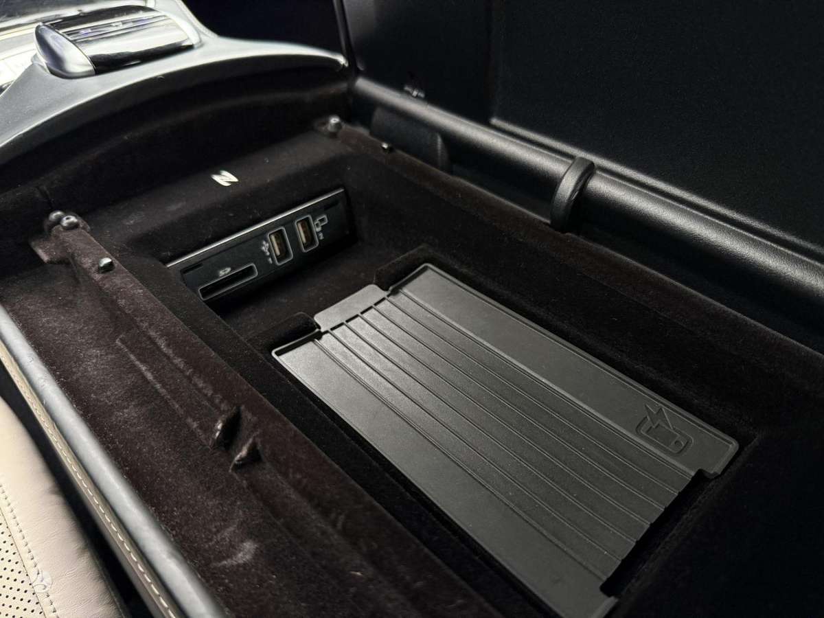 Maybach S560, 4.0 l., limousine