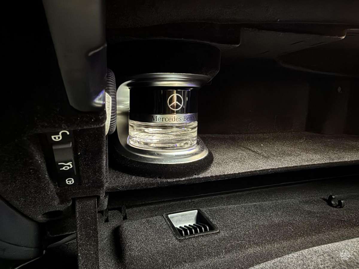 Maybach S560, 4.0 l., limousine