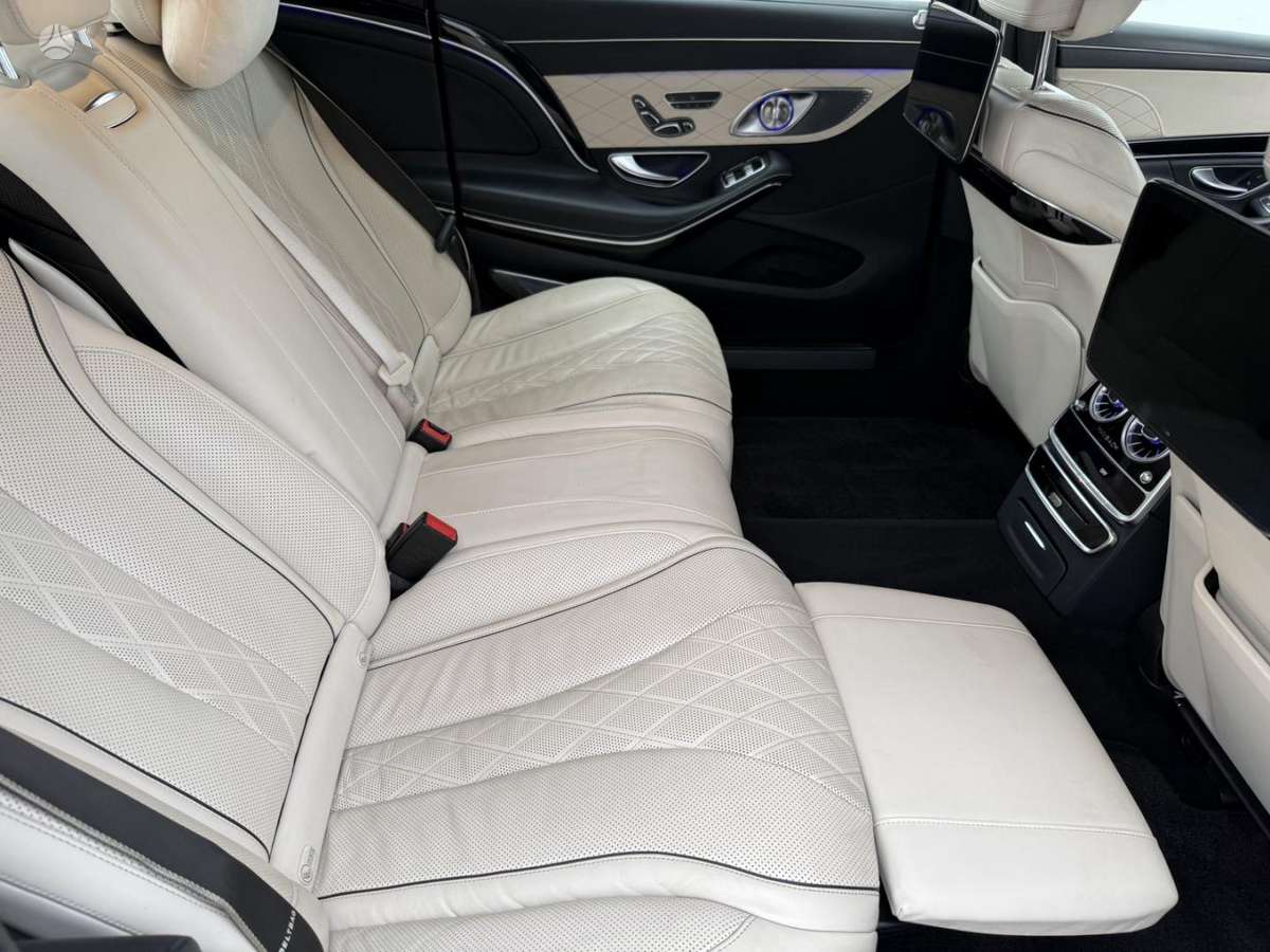 Maybach S560, 4.0 l., limousine