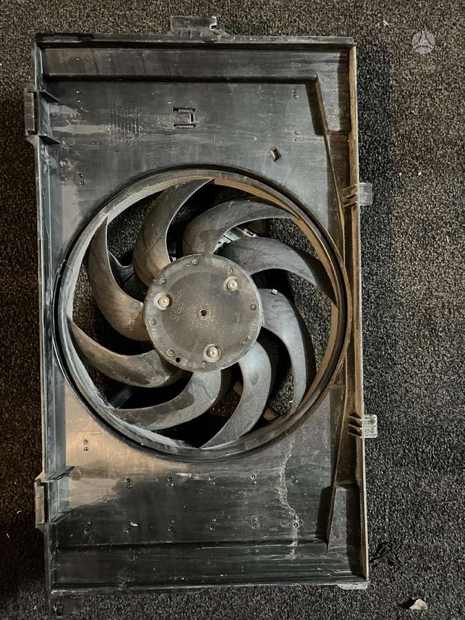 BMW i3 variklio aušinimo detalės