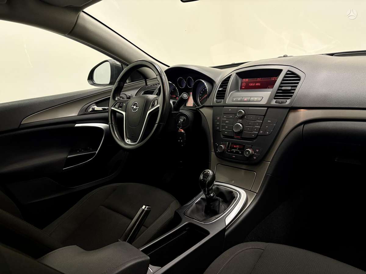 Opel Insignia, 2.0 l., Седан