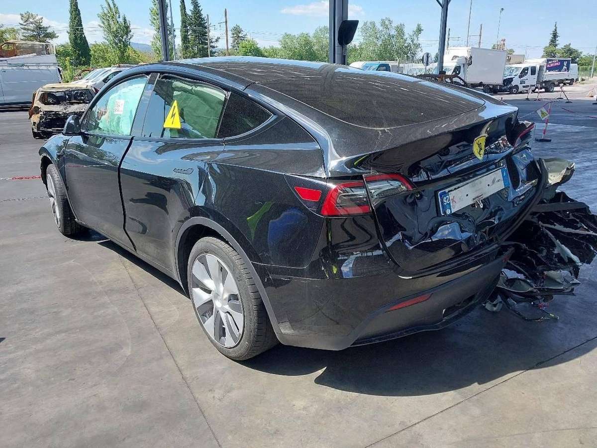 Tesla Model Y dalimis