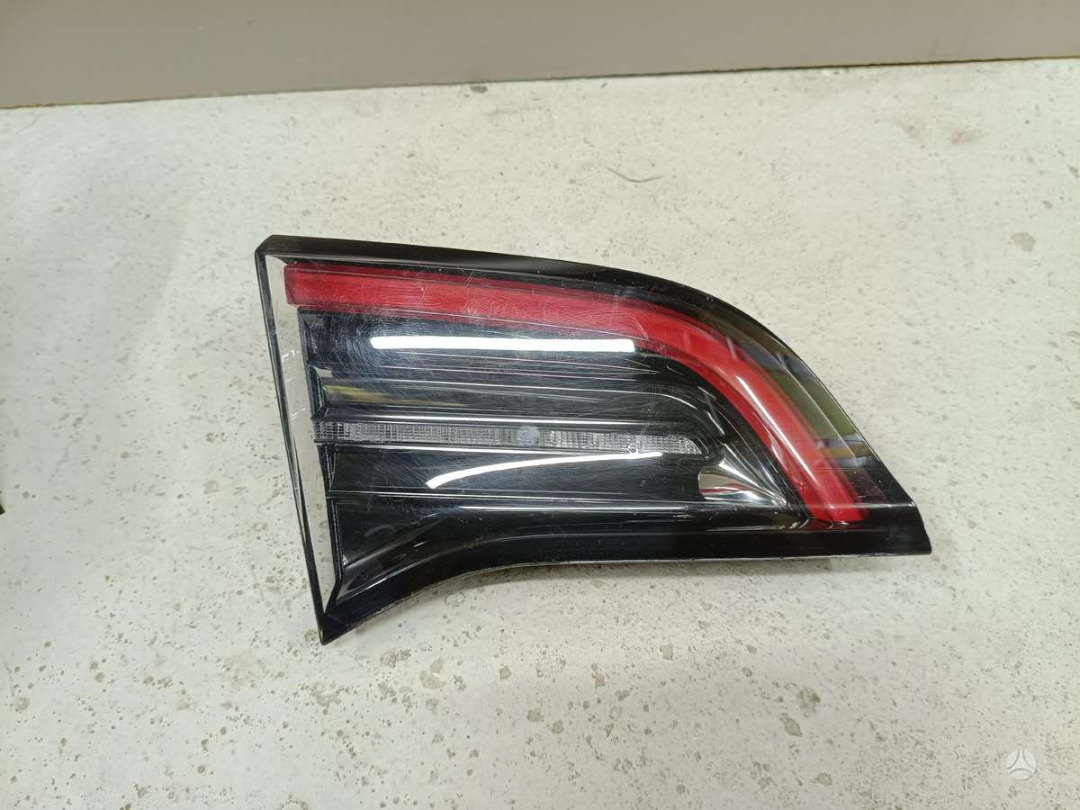 Tesla Model 3 gaismas