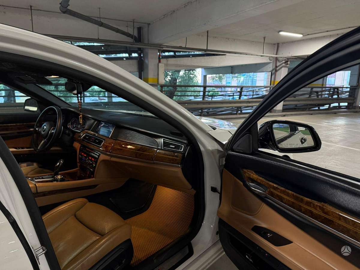 BMW 750 dalimis. Dalimis