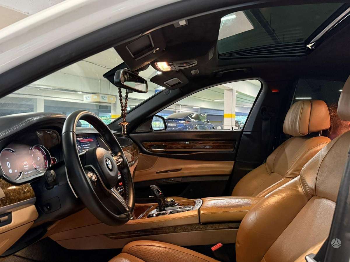 BMW 750 dalimis. Dalimis