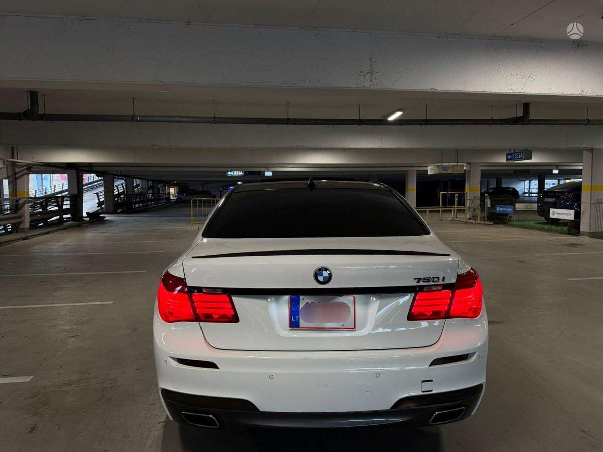 BMW 750 dalimis. Dalimis