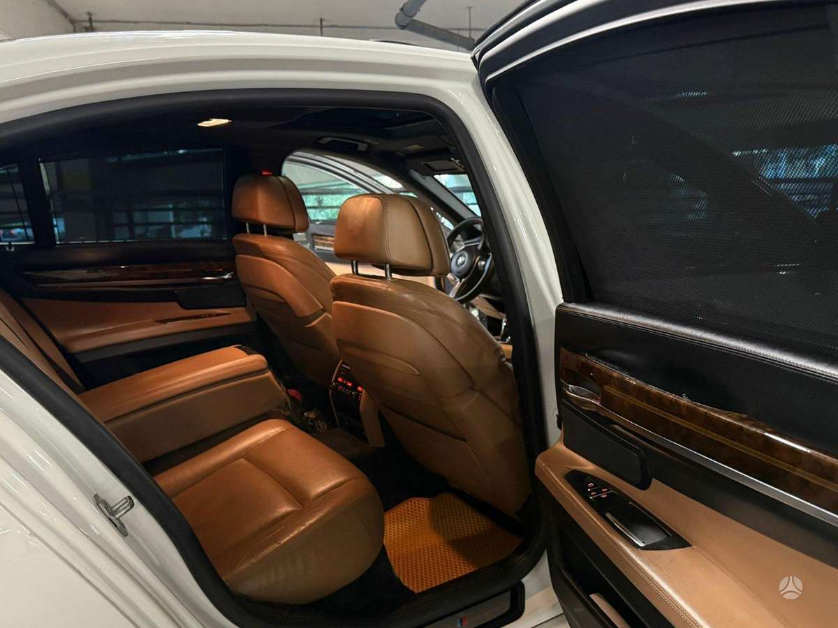 BMW 750 dalimis. Dalimis