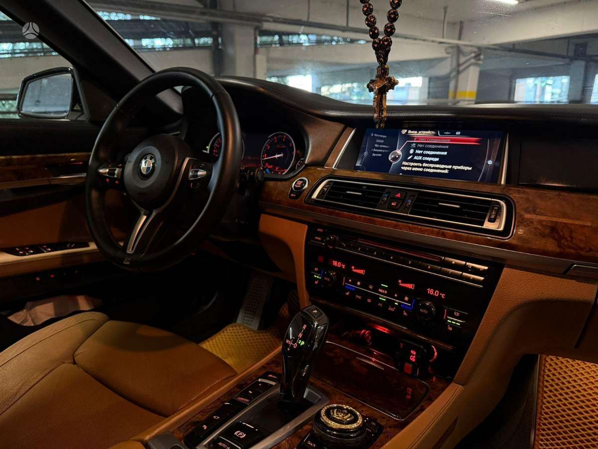 BMW 750 dalimis. Dalimis