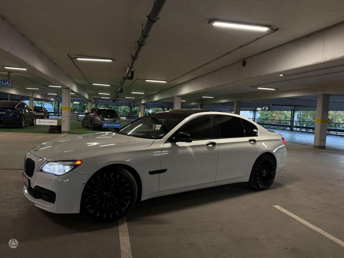 BMW 750 dalimis. Dalimis