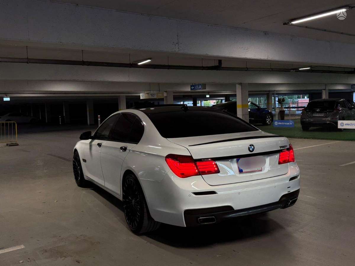 BMW 750 dalimis. Dalimis