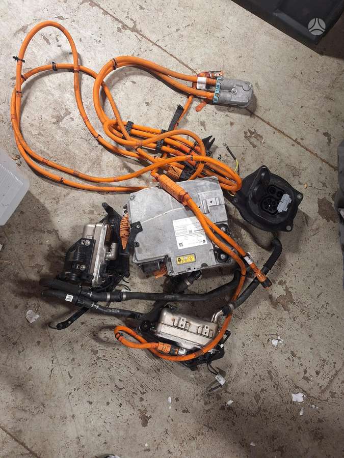 BMW iX3 dalimis. Variklis pakrovimo lizdas kitos elektrines dalys