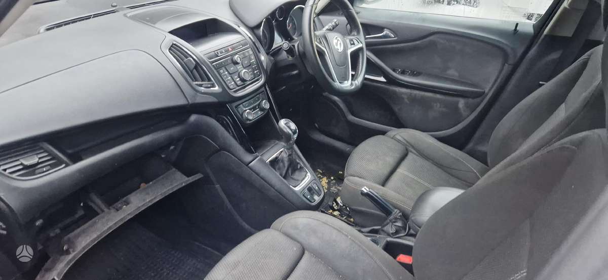 Opel Zafira dalimis