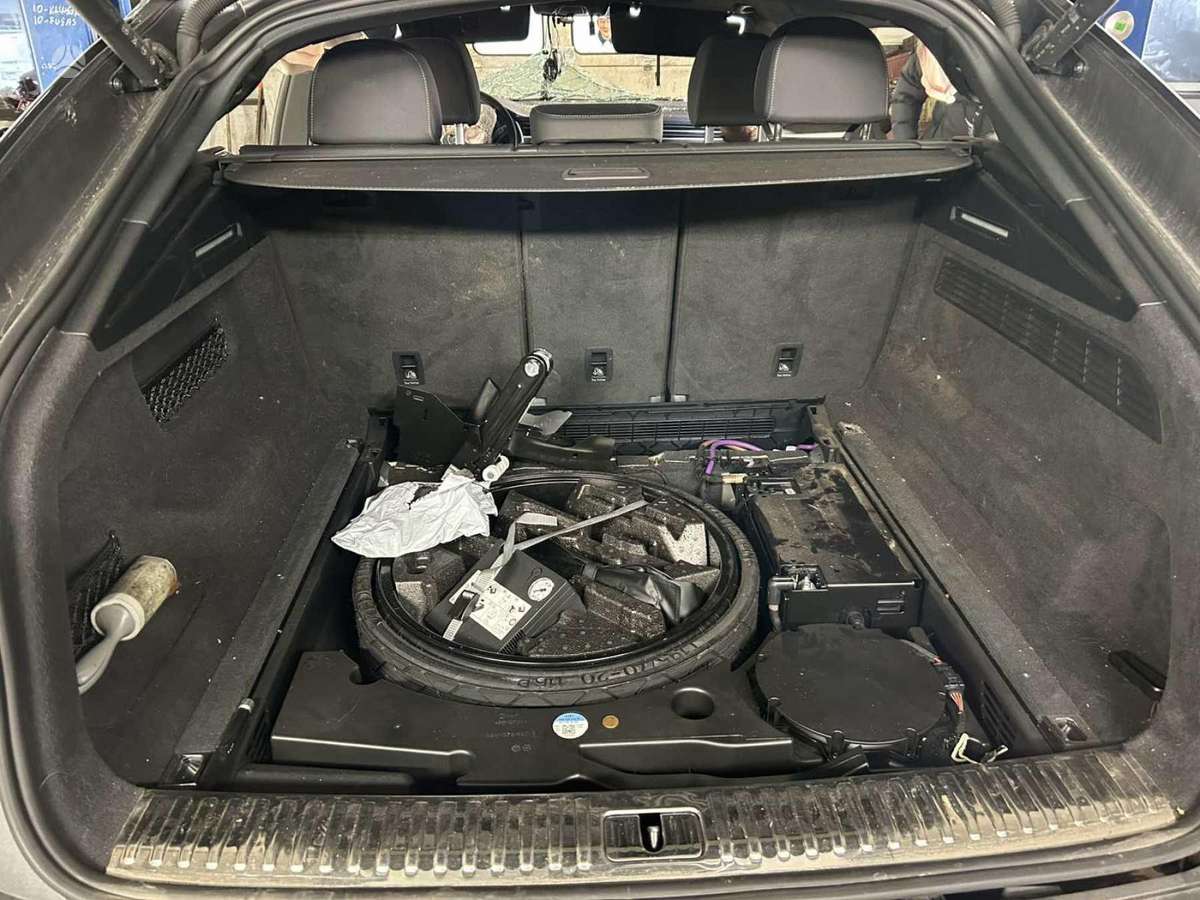 Audi Q8 dalimis