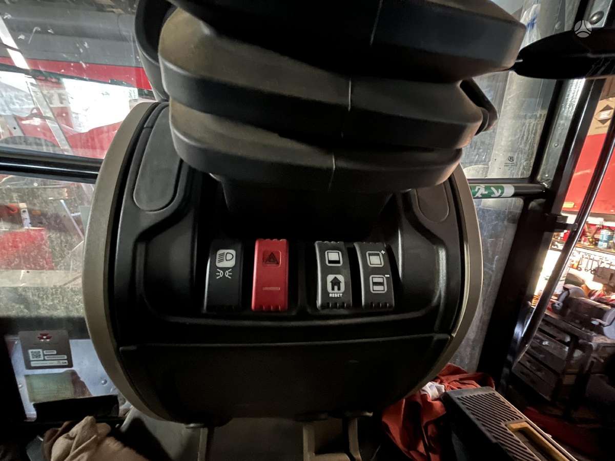 Massey Ferguson M 5713, tractors