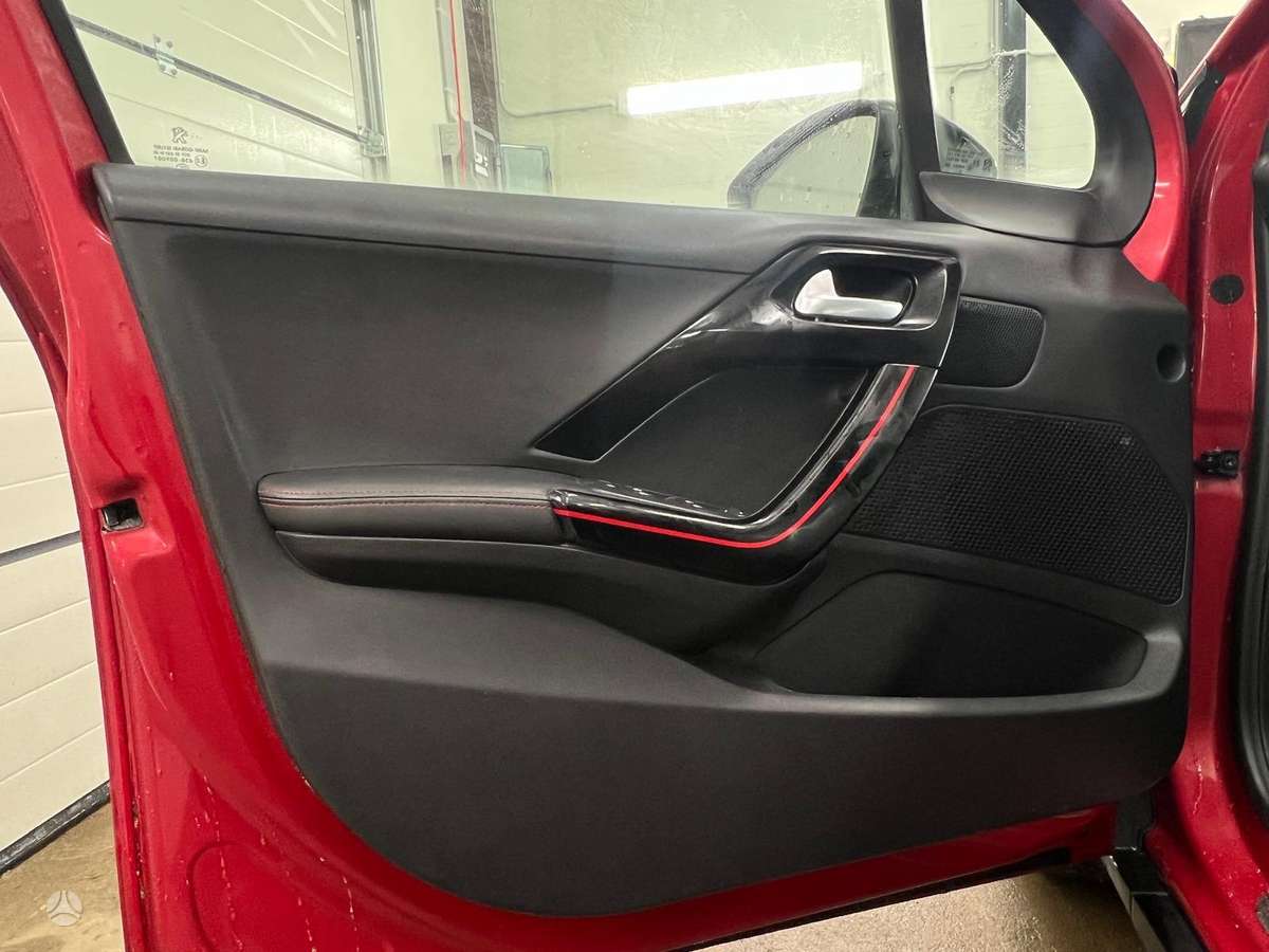 Peugeot 2008, 1.2 l., hatchback