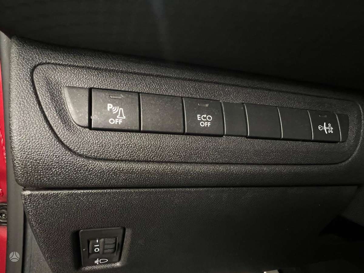 Peugeot 2008, 1.2 l., hatchback