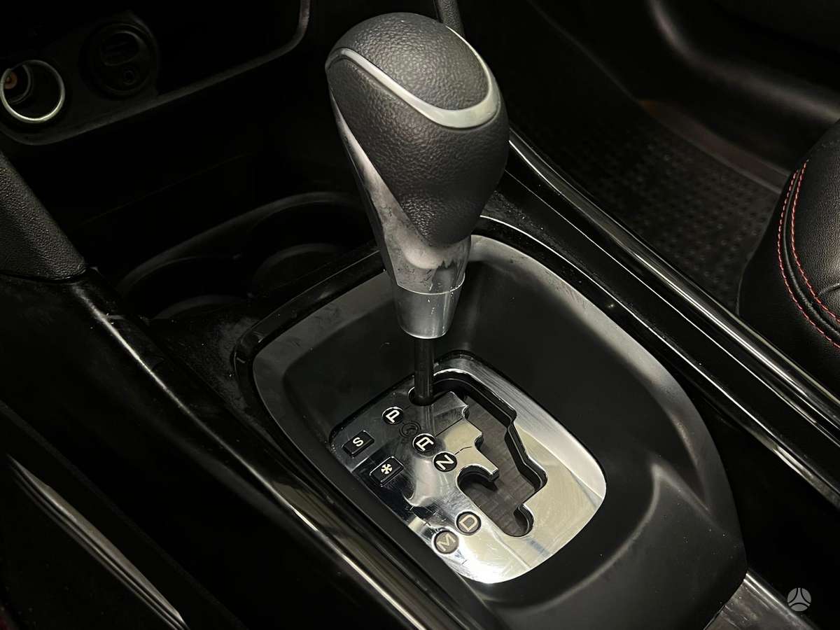 Peugeot 2008, 1.2 l., hatchback