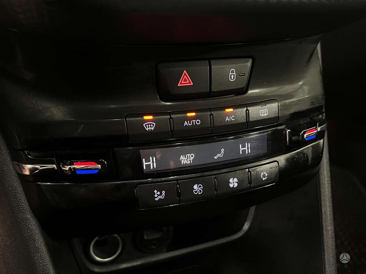 Peugeot 2008, 1.2 l., hatchback