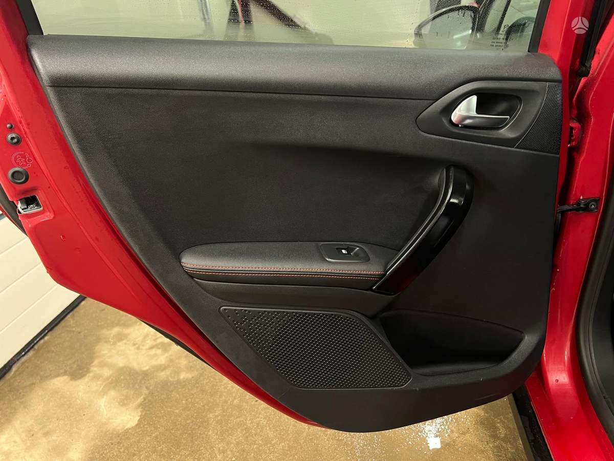 Peugeot 2008, 1.2 l., hatchback