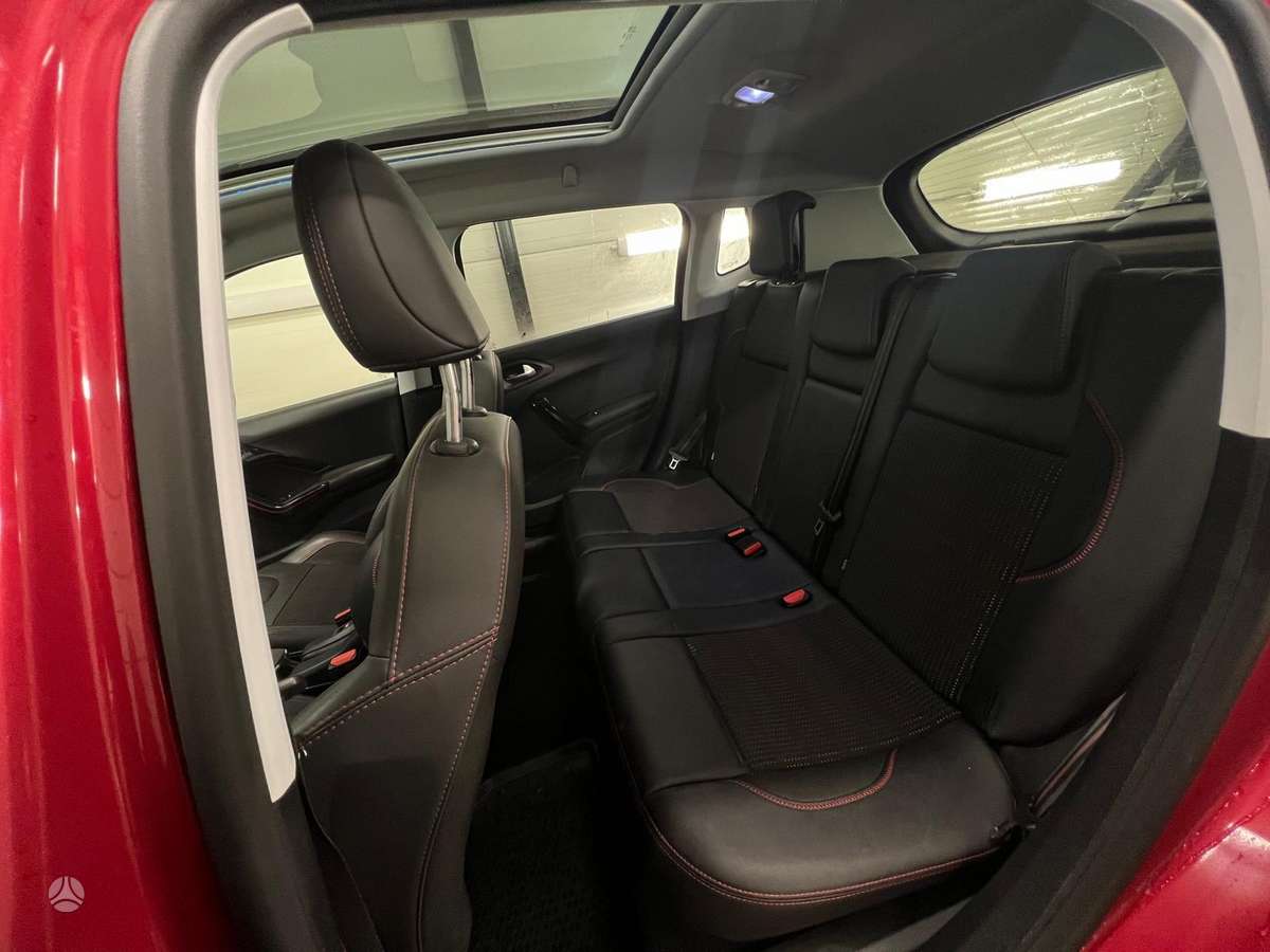 Peugeot 2008, 1.2 l., hatchback