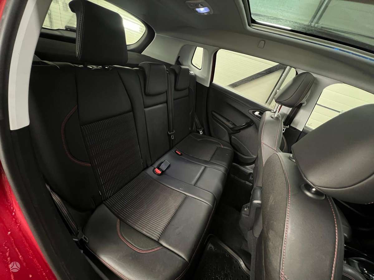 Peugeot 2008, 1.2 l., hatchback