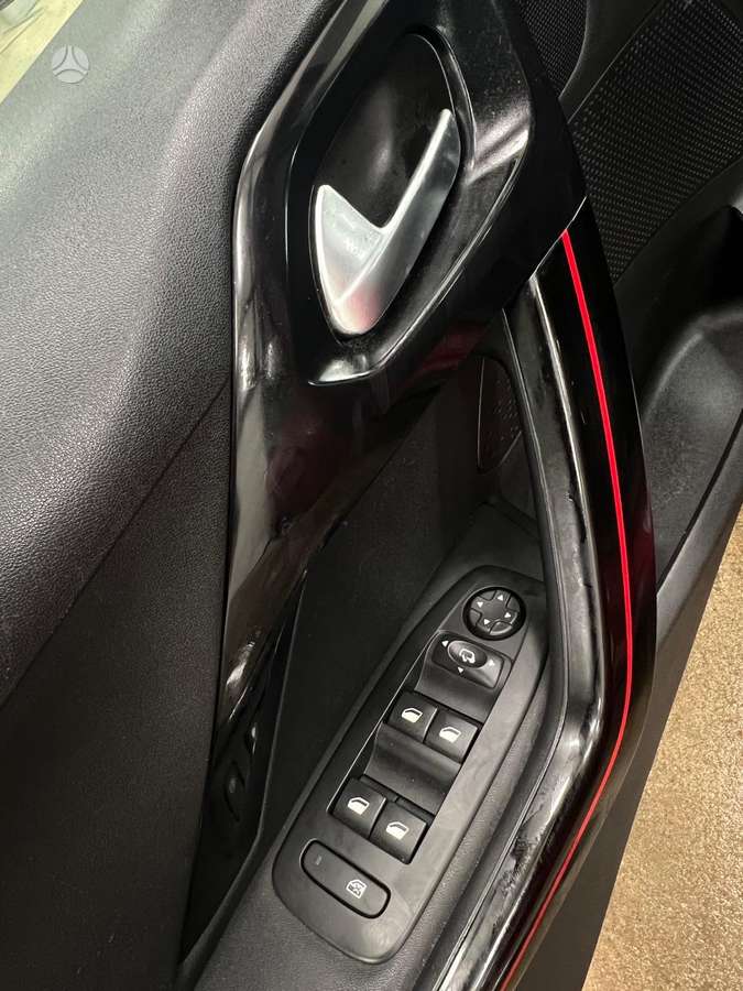 Peugeot 2008, 1.2 l., hatchback