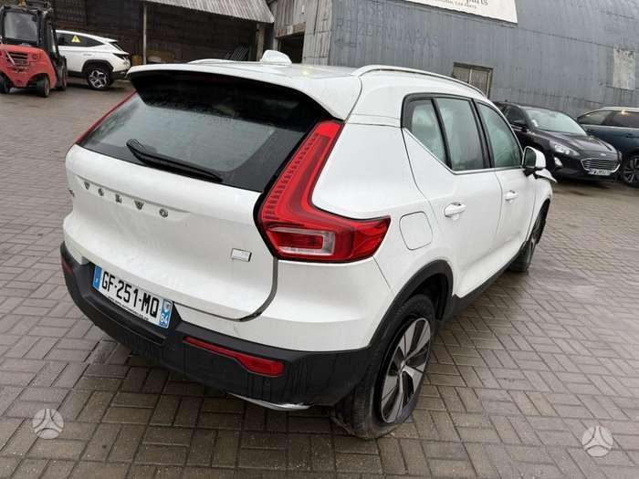 Volvo XC40 по частям
