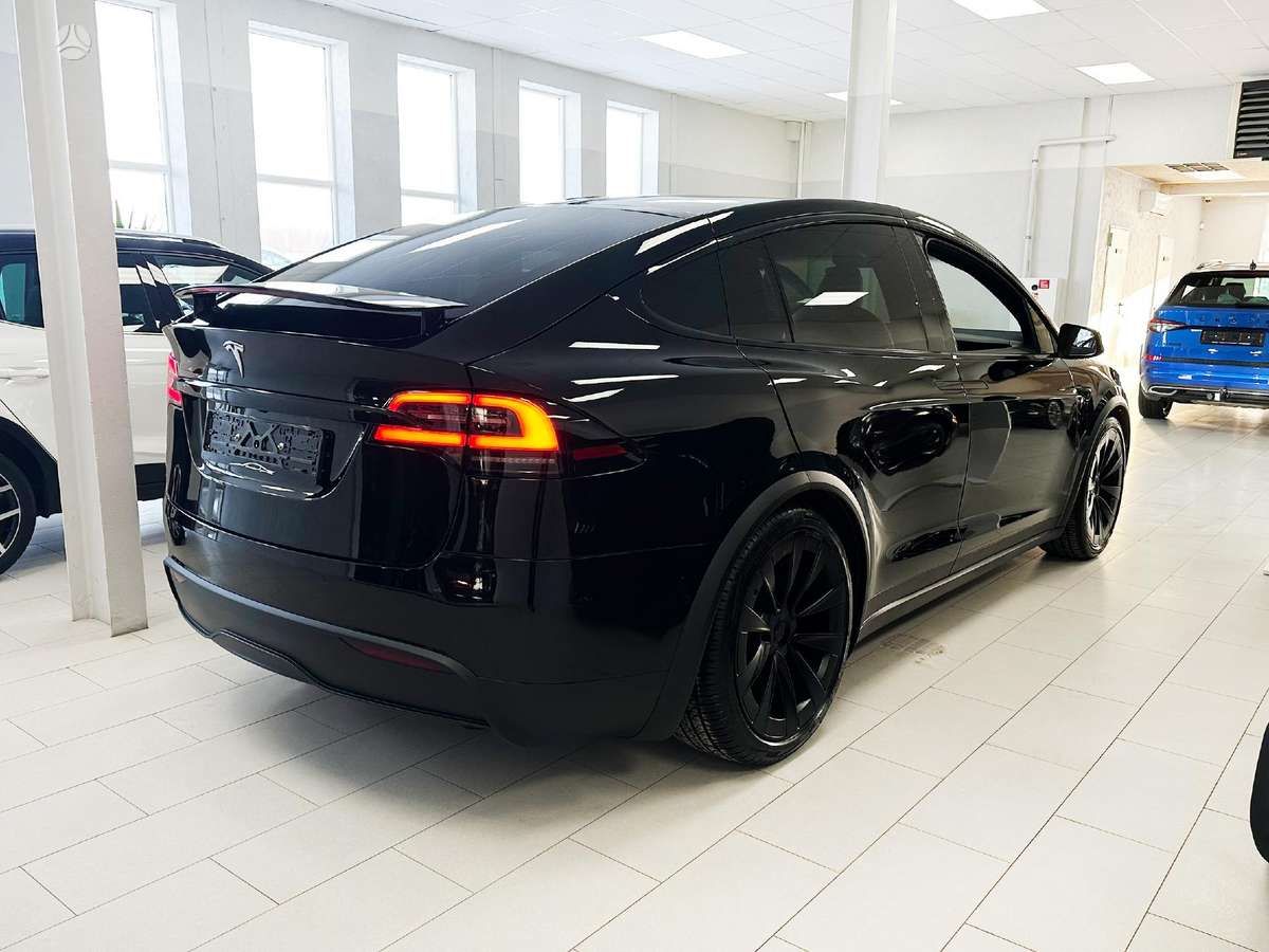Tesla Model X - 4